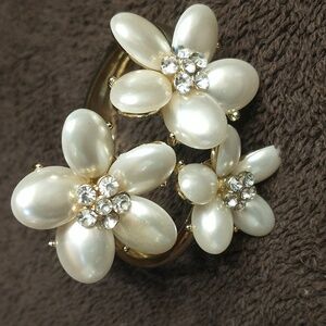 White flower, gold tone, clamper bracelet